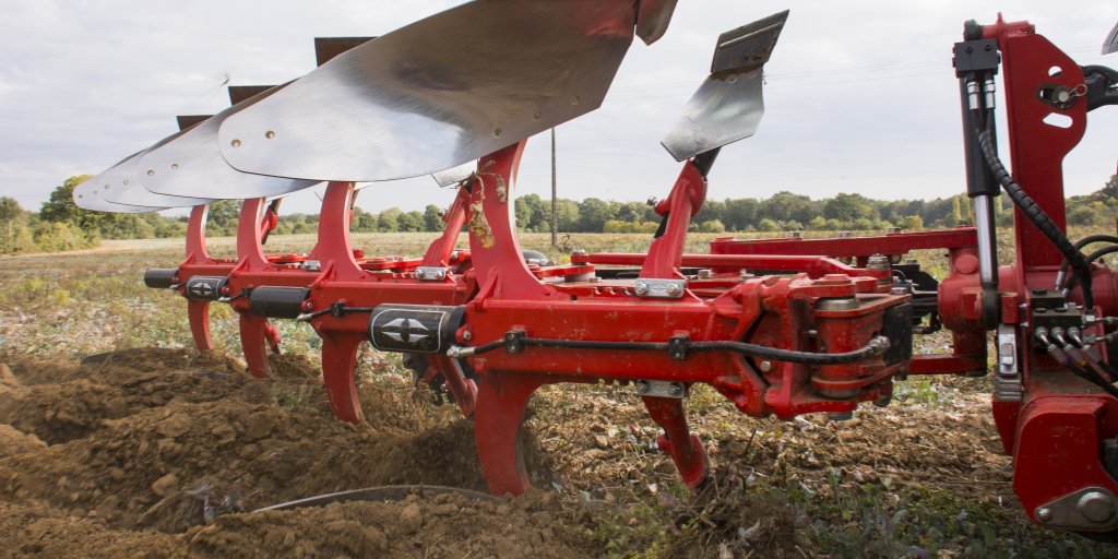 GBessonSAS's tweet photo. La sécurité non-stop hydraulique sur les charrues Grégoire Besson, c'est :
➡️ Une levée sous pointe de 85 cm
➡️ Un débattement latéral et vertical sans aucune contrainte
➡️ Disponible sur les gammes Prima, Rover et Voyager
#gregoirebesson #agriculture #madeinfrance #plough https://t.co/Uj64UwPLD0