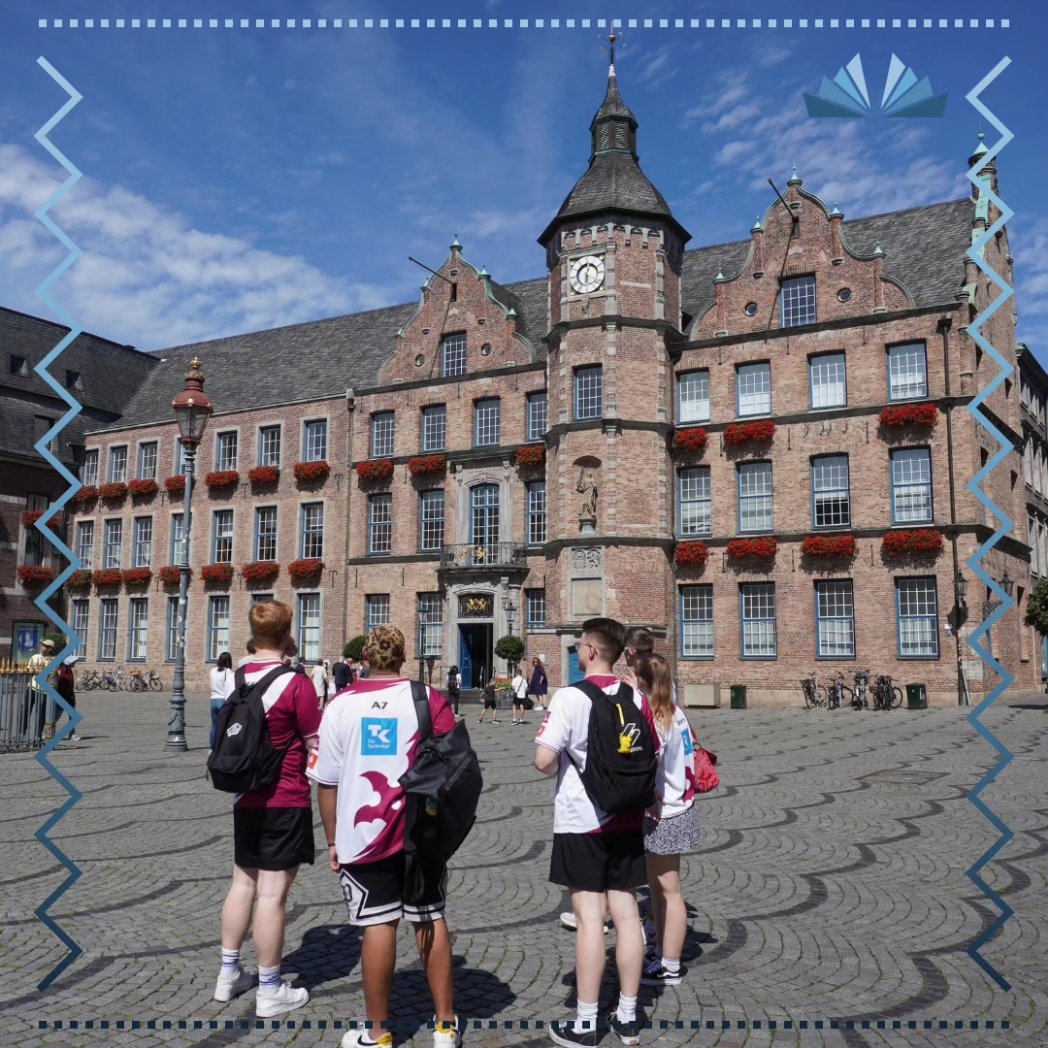 ovguesports's tweet photo. Diese Woche weitere Eindrücke von unserem Stadtbummel durch #Düsseldorf mit @zmbc_gaming während der #RLCS World Championship 2023. 
#esports #ovgu #ovguesports #rocketleague https://t.co/g96G2Izi4H