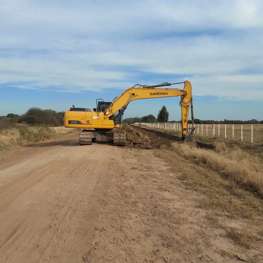 Accpcba's tweet photo. Consorcio Caminero N°257, La Trinchera | Trabajo conjunto con la  retroexcavadora perteneciente al Consorcio Regional N°7.

Limpieza y reacondicionamiento del camino S396.

#consorcioscamineroscordoba #CaminosRurales #limpieza #conservacion https://t.co/58Z24x8Xh2
