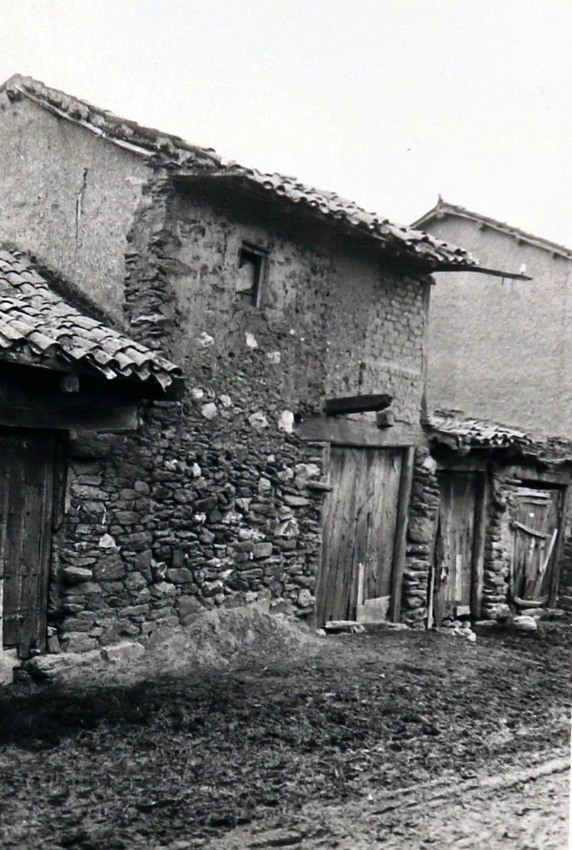 BenitoPellitero's tweet photo. Un pajar en la calle de la Era de la localidad de #Villalverde #de #Justel, [#Carballeda; #Zamora] año 1971-1973.
Autor: Desconocido
Fuente: AHPZA
Procedencia: Fototeca "Benito Pellitero" https://t.co/GzhFxg2Gm8