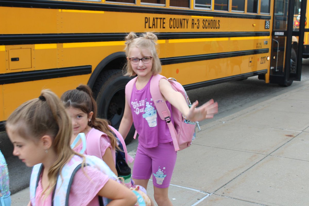 PlatteCountyR3's tweet photo. Here they come! Have a great #PCR3FirstDay @Siegristelem students! 🧡🖤 https://t.co/IqjF06GIQl