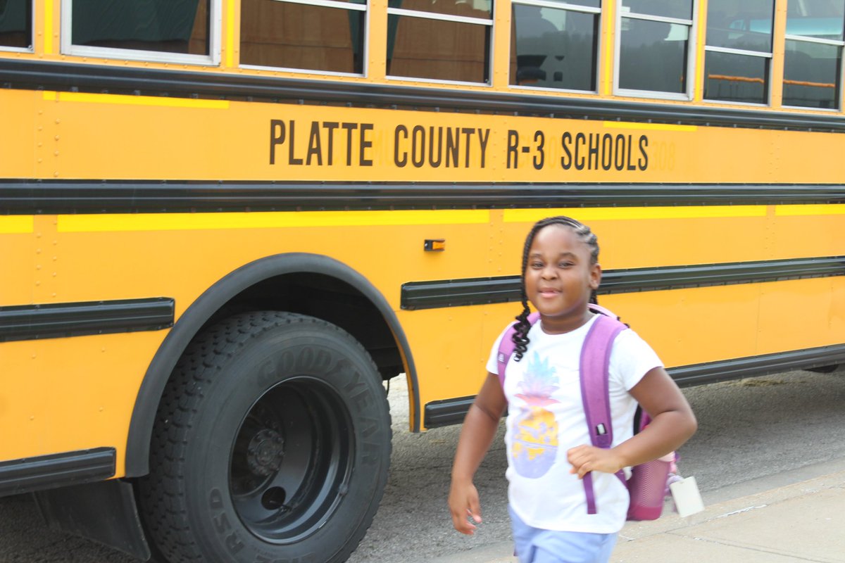 PlatteCountyR3's tweet photo. Here they come! Have a great #PCR3FirstDay @Siegristelem students! 🧡🖤 https://t.co/IqjF06GIQl