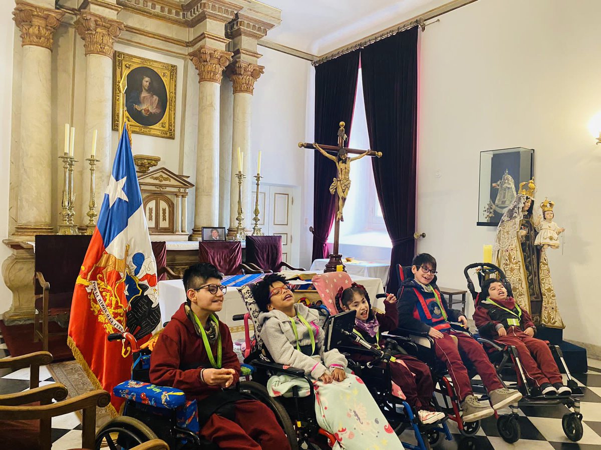 cmds_nunoa's tweet photo. 📌Compartimos las fotografías de la visita que realizó hace un par de días el Colegio Amapolas 🧒🏻👧🏻📚a #LaMoneda. Conocieron sus dependencias en un tour guiado, instancia muy bien aprovechada por ellos. ¡Los recibieron y lo pasaron increíble! ☺️🎒
#AprendizajeEnTerreno #Educación https://t.co/zZyWkfkzVb