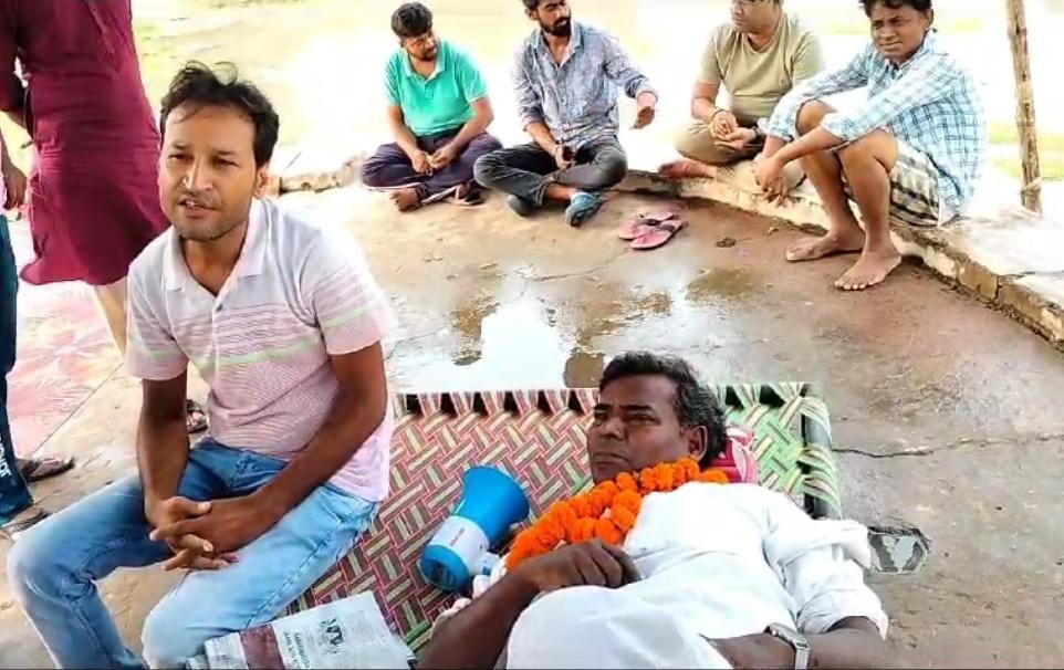 GaganGlory's tweet photo. #JusticeForDalmianagarPeoples
#Gharmatchhino
डालमियानगर के 1471 घरों को खाली कराने के क्रूर आदेश के खिलाफ न्याय हेतु विगत 5 दिनों से शिव गांधी जी आमरण भूख हड़ताल पर है।उनकी तबियत निरंतर बिगड़ती जा रही है।
▪️5000 लोगों ने भी इच्छा मृत्यु की मांग की है।
@NitishKumar
@CMBiharNK https://t.co/xpbUQpb7Ml