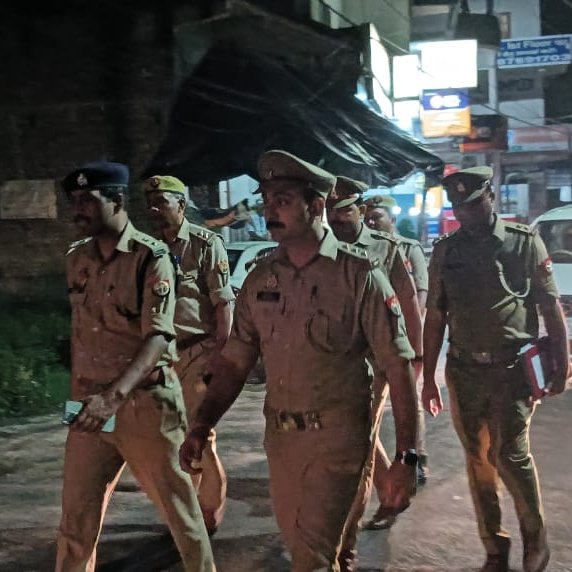 pilibhitpolice's tweet photo. SP @pilibhitpolice के निर्देशन में ASP पीलीभीत द्वारा श्रावण मास/कानून एवं शांति व्यवस्था के दृष्टिगत तथा जनता में सुरक्षा की भावना का अहसास कराने हेतु थाना पूरनपुर क्षेत्र में पुलिस बल के साथ पैदल गश्त कर सुरक्षा व्यवस्था का जायजा लिया गया। #UPPolice https://t.co/4KIj2Y1lex