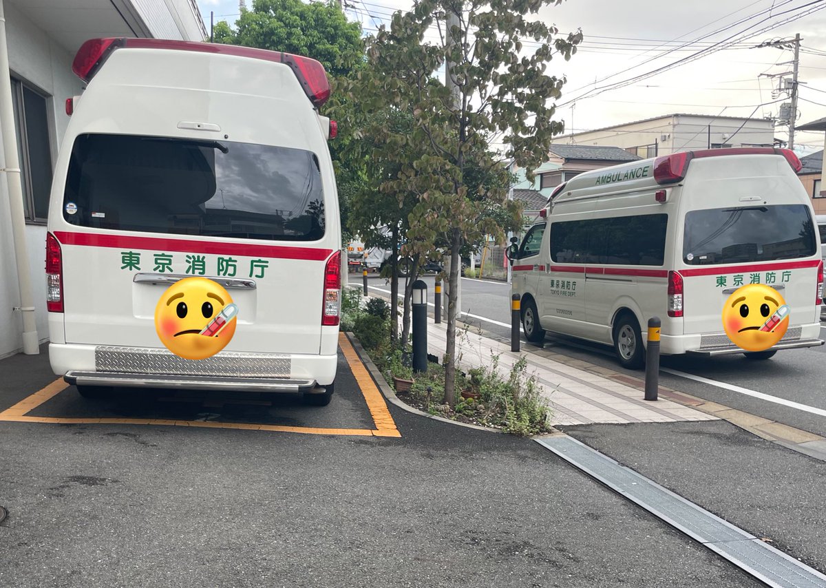 ttanigawa3's tweet photo. 【医療現場からの報告とお願い】

8/22(火)都内中規模病院
医師1人、看護師2人体制の救急外来

午前、午後で、救急車5台。
その他、他院からの紹介入院の方、発熱や咽頭痛がある方々、コロナ療養中に症状が悪化した方などを受け入れ

◉救急搬送された方は3人がコロナ（動けなくなっているところを発見された一人暮らしの高齢者と、家族から感染した高齢者2人）、2人が熱中症（電気が止められエアコンが使えなくなっていた高齢者と、営業で外回りをしていた若い方）。

※ この他にも救急搬送依頼が2件ありましたが、スタッフの手が足りないこと、搬入する場所がないことなどから、受け入れできませんでした。いずれもコロナ陽性と判明している搬送困難事例。本当に申し訳なく思っています。

◉咳や咽頭痛、発熱などがあって受診した方は全員コロナ。うち2人は、自身で実施した抗原検査陰性だったと。やはり、抗原検査陰性でも、コロナは否定できません。

◉コロナ病床がいっぱいになり、周辺の医療機関に問い合わせるが、軒並み“満床”

◉救急外来のベットがいっぱいになり、久しぶりに救急車の中で採血や点滴などの処置をしました。救急外来の前には救急車が3台並びました。

…こういう現象は、これまでコロナの感染の波のピーク前後でのみ経験してきたこと。

救急のひっ迫は、救えるはずの命を助けられないということに繋がります。コロナ患者だけでなく、それ以外の救急患者の命も奪われます。
またこういう時が来てしまったのかと悔しい気持ちでいっぱいです。

第8波までとの決定的な違いは、5類に移行したこと。政府による“コロナは終わった”というメッセージにより、人びとの警戒は、以前と比べものにならないほど低くなっています。メディアの報道も、政府や自治体からの注意喚起も激減。
そのため、感染拡大がピークアウトする気配が感じられません。

政府やメディアへの働きかけはもちろんですが、SNSや口コミも活用して、いま感染拡大で救急医療を中心に医療ひっ迫が起きていることを伝えなければと痛切に感じています。ぜひ、ご協力ください。

マスクの使用、手洗い・手指消毒、換気など、感染対策を最高レベルに引き上げていただくようお願いします。
特に、屋内屋外問わず、近距離で会話する際には、マスクをお願いします。重症化リスクがあり、ワクチンが打てる方はぜひお願いします。