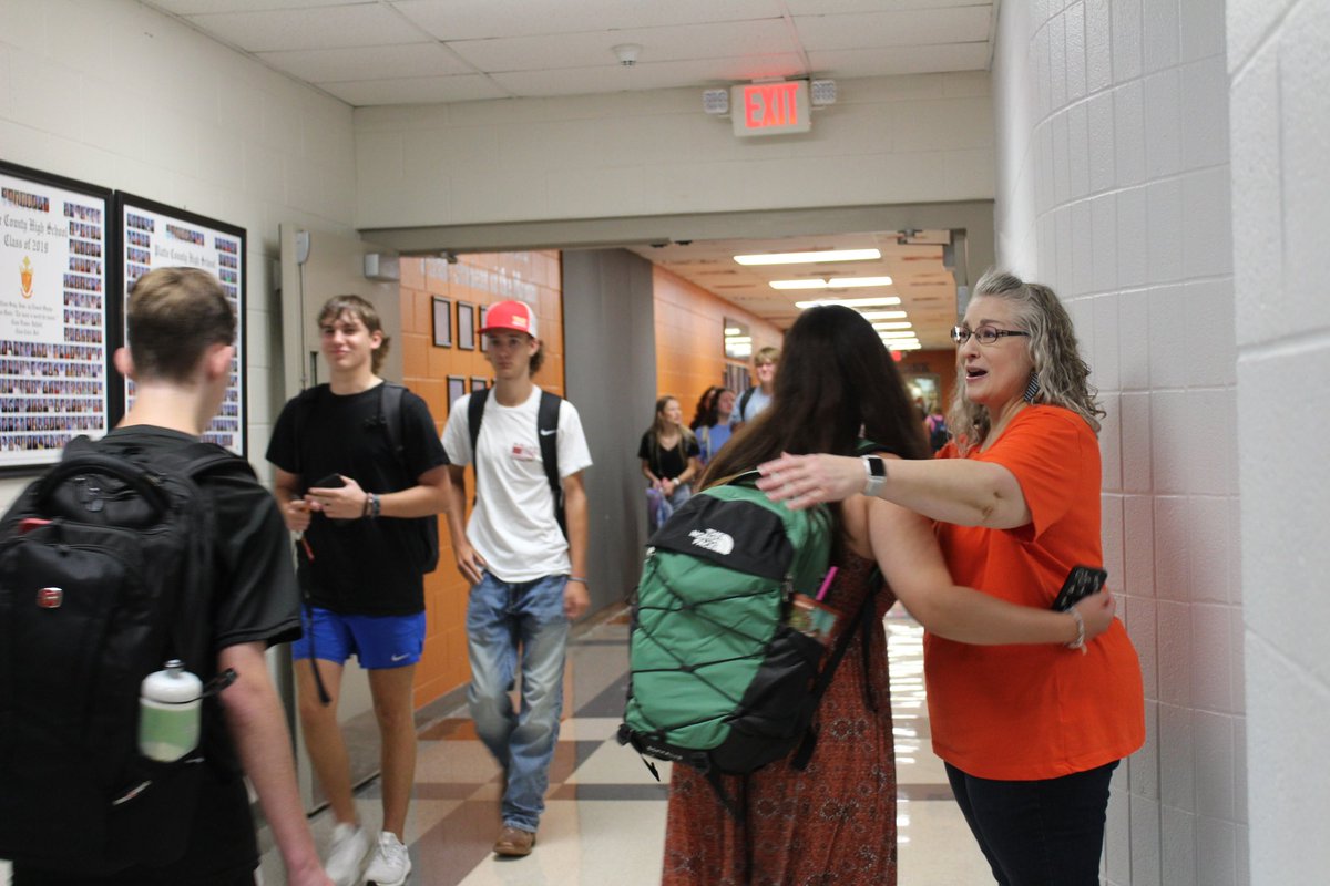 PlatteCountyR3's tweet photo. @PCHSHalls #PCR3FirstDay! Welcome back, Pirates! 🧡🖤 https://t.co/l0n3ptEqkH