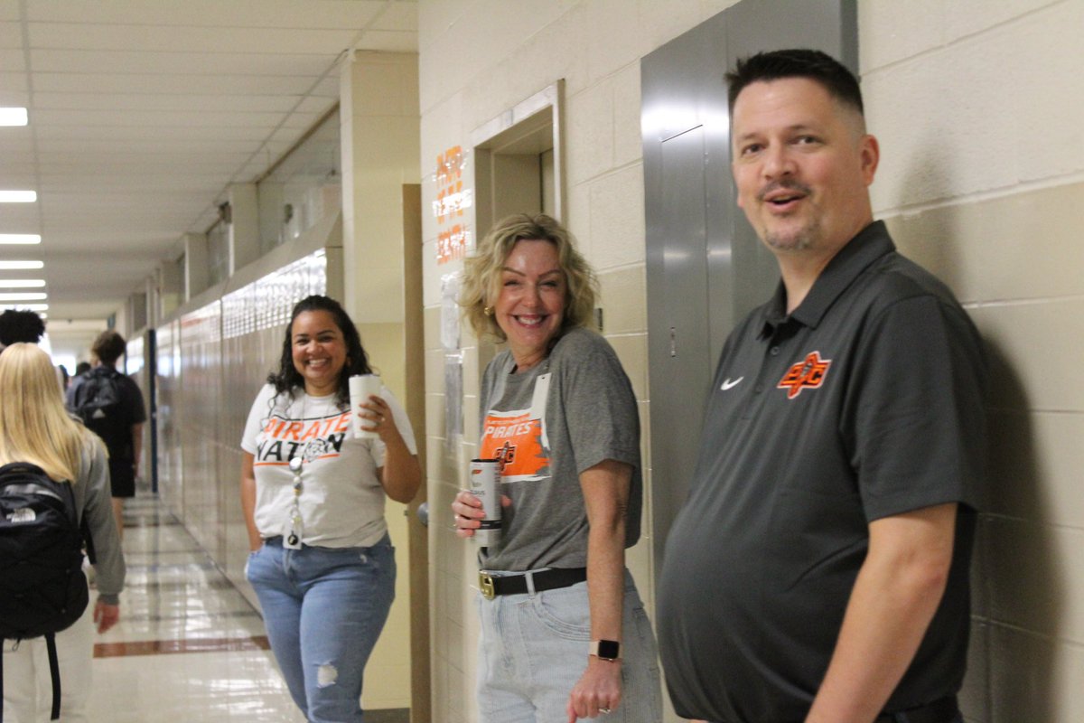 PlatteCountyR3's tweet photo. @PCHSHalls #PCR3FirstDay! Welcome back, Pirates! 🧡🖤 https://t.co/l0n3ptEqkH