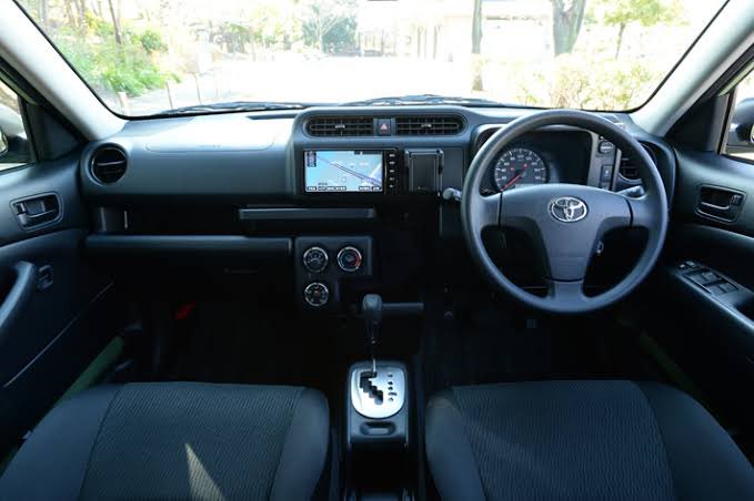 mae_yamm's tweet photo. 久々プロボックス乗ってて、なーんか運転席周りに見覚えあるなー最近見た気がするなーって思って、いろいろ思い返したら、ランクル250の内装だった🤣
エアコン丸いし、水平基調やタフさとか、内装の質実剛健な感じとか、働く車のエッセンスがランクル250にちりばめられてるんだなーって笑っちゃった🤣 https://t.co/PDlnL9xeG9