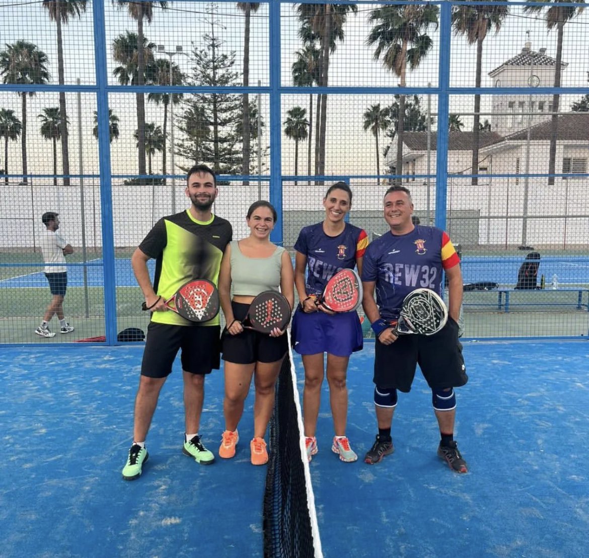 aljarafesports's tweet photo. Ayer comenzaron los torneos nocturnos de tenis y pádel en el poli de Espartinas. @espartinas 
Las finales seran jueves y viernes. 

#espartinas #tenis #padel #cdas https://t.co/wHKAr6BtGr