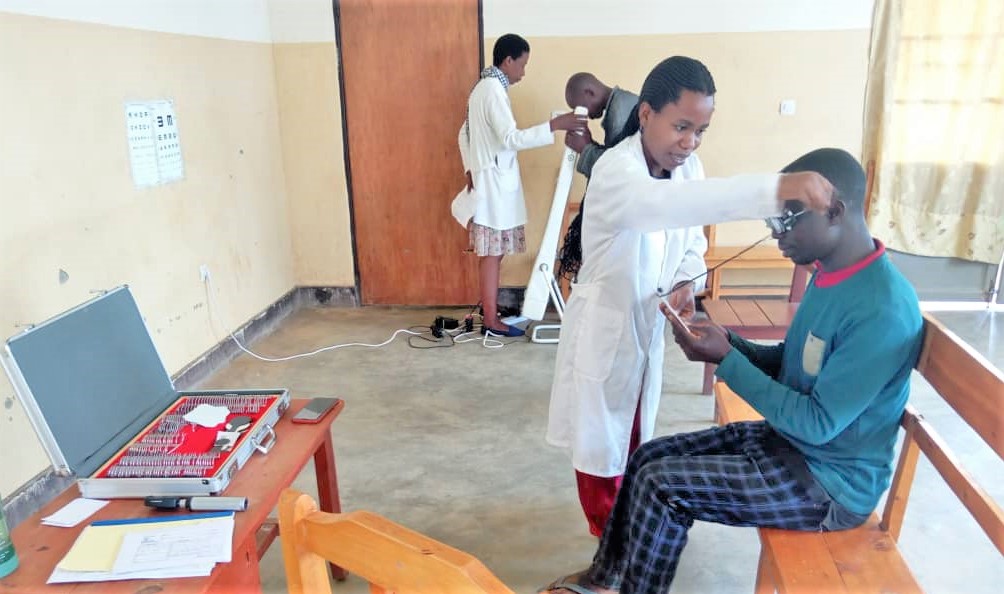 GatondeHospital's tweet photo. Mu rwego rwo kwegereza abaturage serivisi z’ubuvuzi, guhera kuwa 21 Kanama 2023 serivisi ivura indwara z’amaso muri @GatondeHospital iri mu bikorwa byo gusuzumira ku bigo nderabuzima indwara zitandukanye z’amaso ikanatanga ubufasha ku bazisanganywe. https://t.co/t4Xjun9jCE