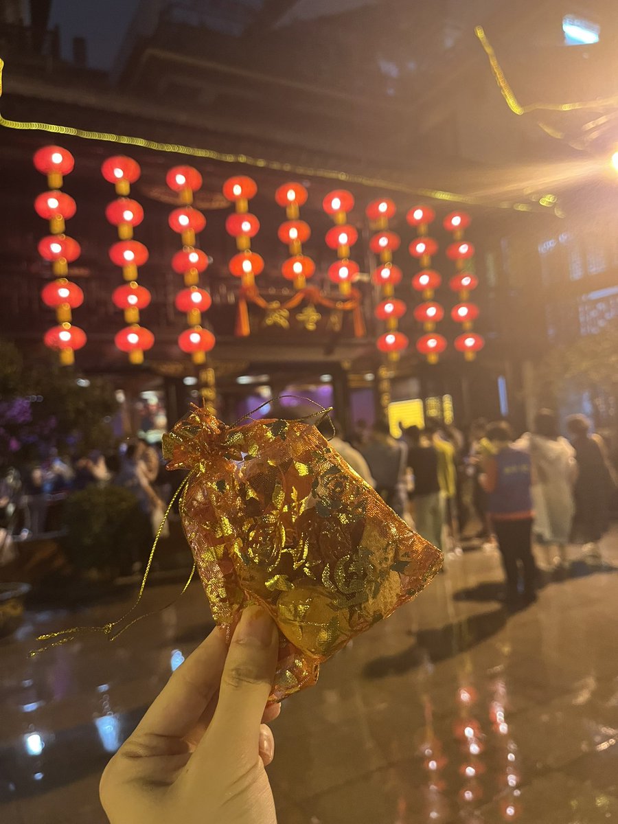 今晚去拜神仙啦！🙏
经济形势越不好，玄学经济越兴盛，有没有啥好玩的pray to earn项目，没有的话我自己学学去摆摊好了，自愿打赏，随喜功德😏