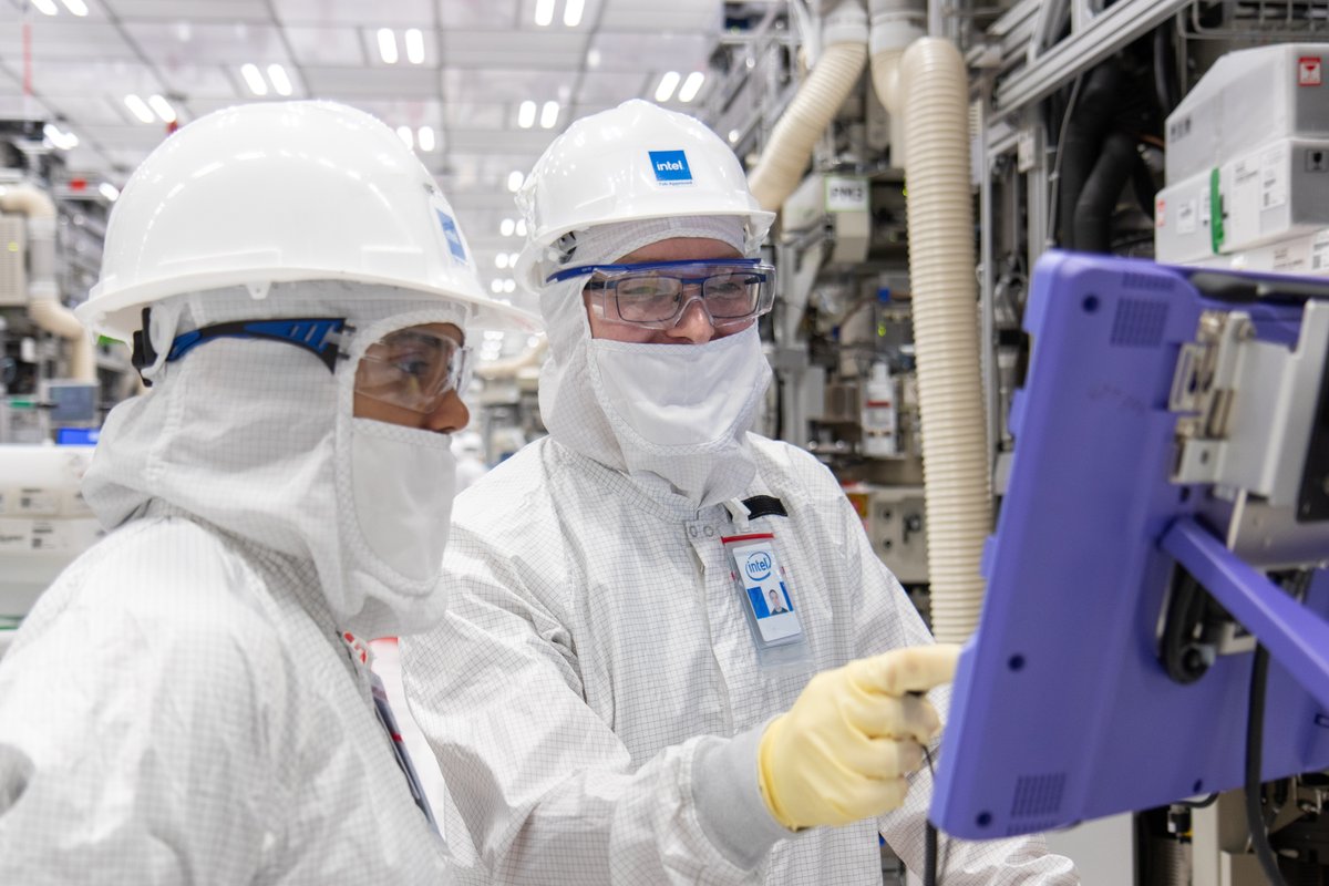 Intel_IRL's tweet image. 📣 Fab 34 has reached a major milestone in the #Intel4 journey as First Full Loop silicon begins to run. This involves qualifying silicon from start to finish through consecutive process steps.

Another key moment towards production of @intel 4 in Europe. intel.ly/44gPF6V