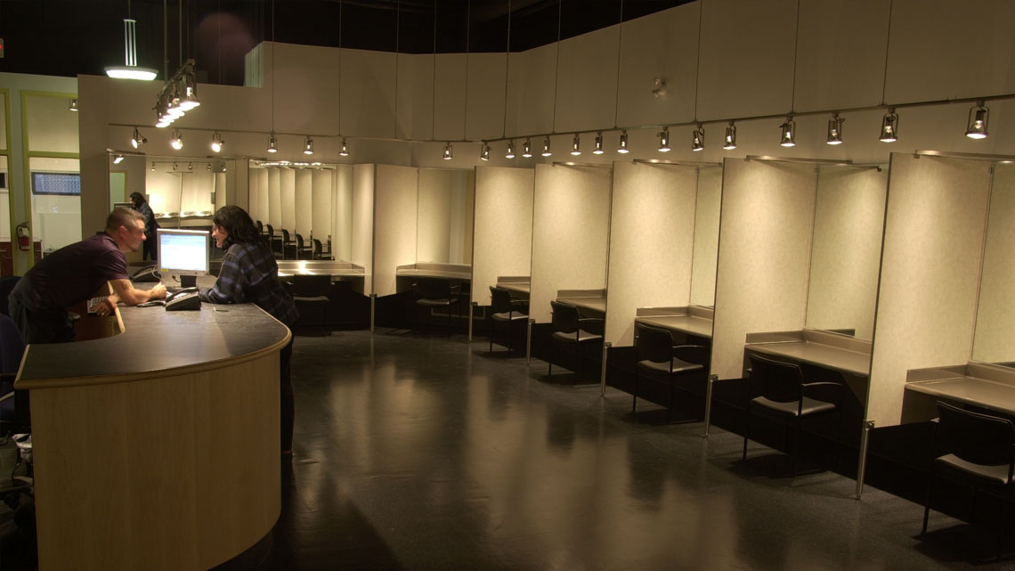 Flow__che's tweet image. Les structures qui délivrent des outils d’injection aux usager·e·s de drogues sont souvent défendues pour leurs impacts positifs sur la santé de leur public. Mais cela cache les usages sociaux de ces dispositifs. Lesquels ? Un thread entre épidémiologie et sociologie. 1/35🔽