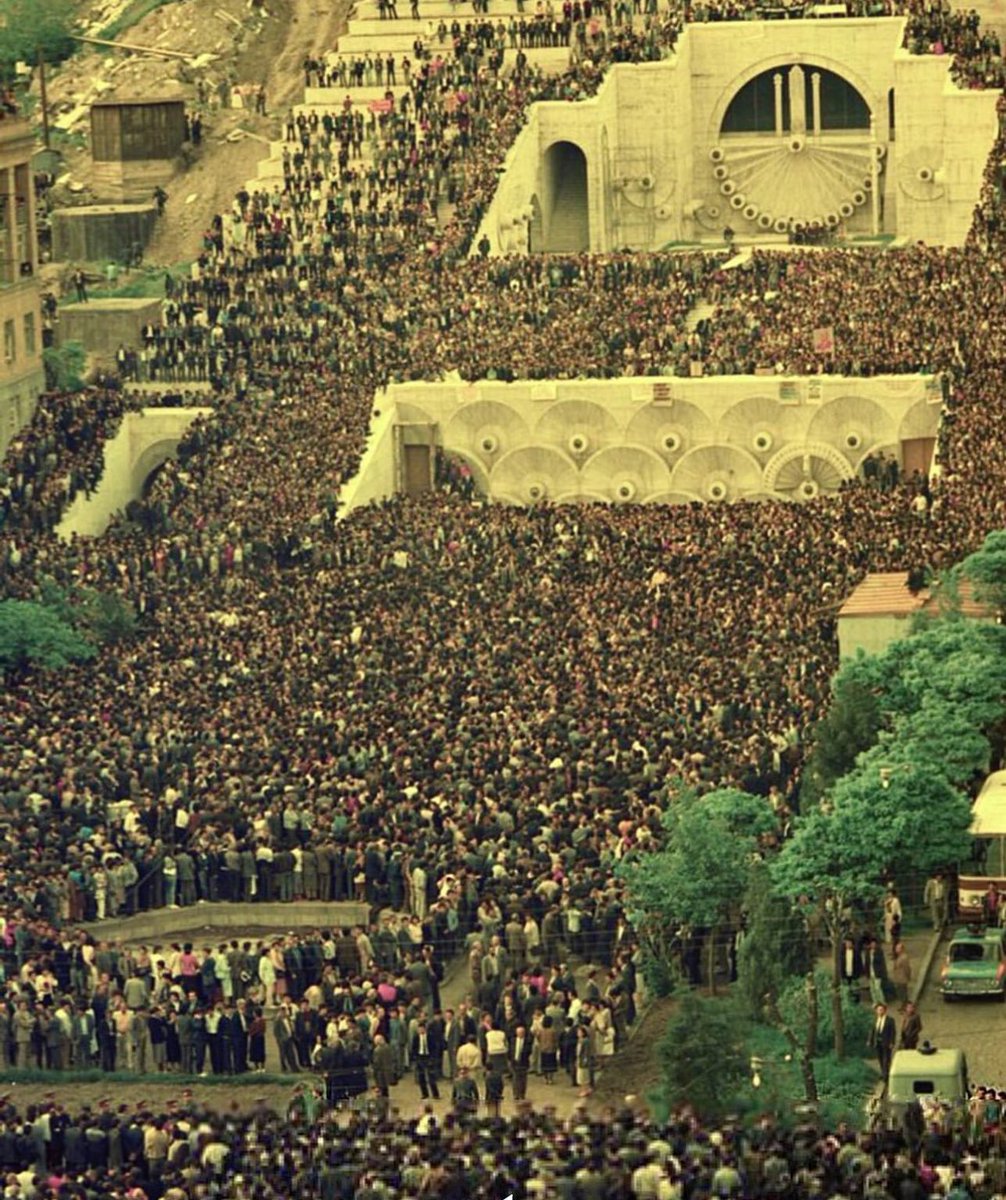 #Artsakh movement, 1988. 

Rally at Yerevan Cascade to support Armenians in #NagornoKarabakh