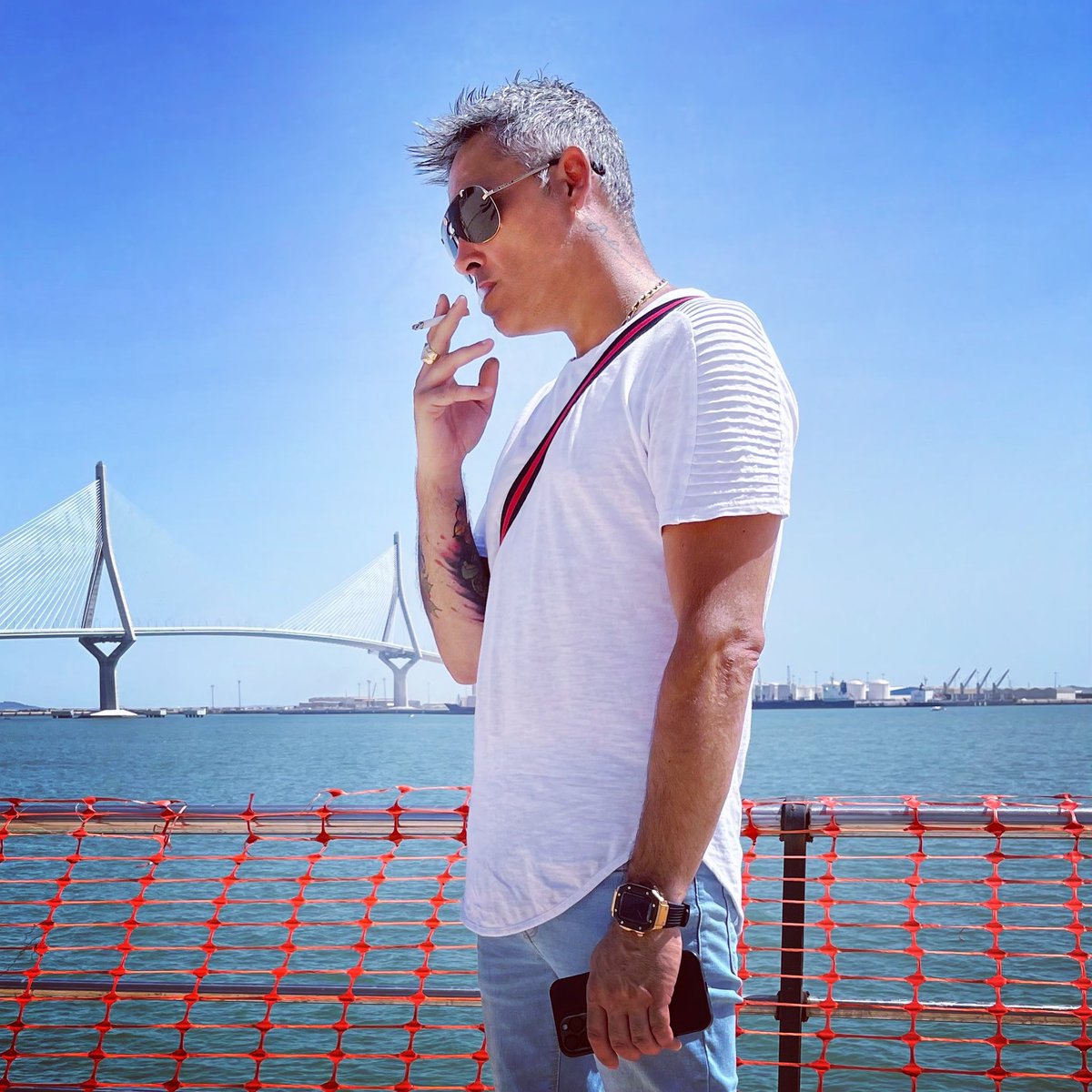 Sumergido en la serenidad de Cádiz, me encuentro en un profundo período de meditación, sintonizando mente y recuerdos para una sesión que está a punto de marcar historia.🤘🏻🔈

🎧Preparando algo inolvidable para los amantes exquisitos de la música Remember, esa generación que late