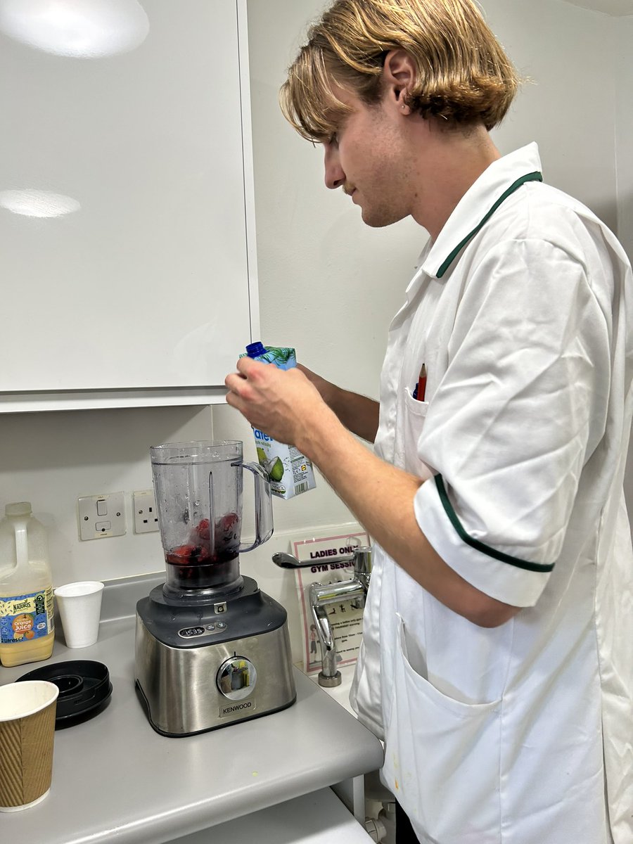AshtonFallows's tweet photo. Will the OT getting the keats ladies engaged in smoothie making, which obviously went down a treat ๐๐๐๐
#keepingupwithkeats๐ผ
@ericapereira_01 @OatesKeely @bethblackburn_ @AmyAldred @katiemannion_93 https://t.co/pIKmq5IhCm