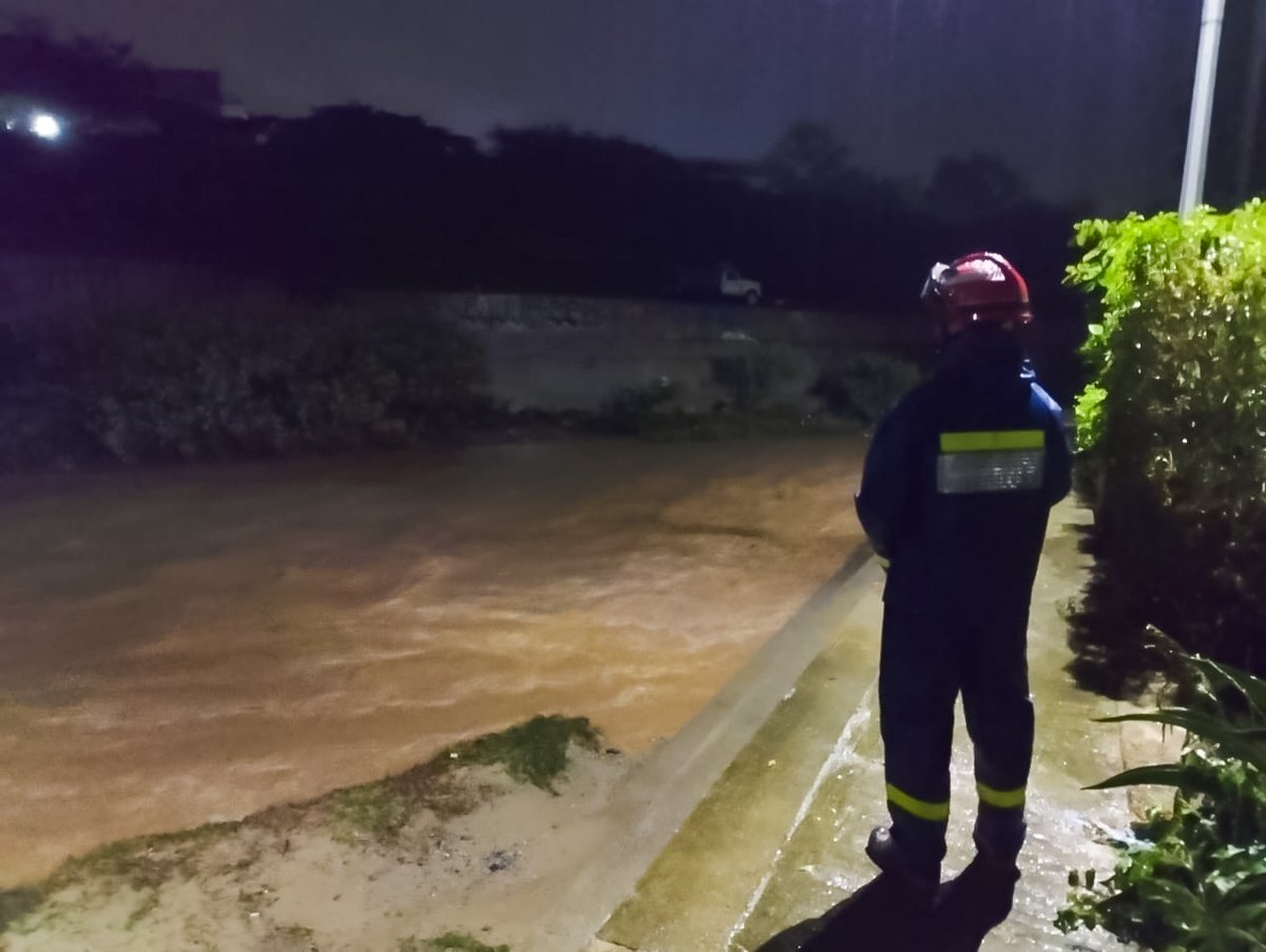 floridabomberos's tweet photo. El #CBVF, realizó en la noche del lunes #labores de #prevención por #inundaciones en el #cuase del #Río #Frío en #barrios #Bambues y La #Inmaculada del #municipio de #Girón, con el fin de evitar afectaciones a las #viviendas y demás #propiedades de los #habitantes del #sector. https://t.co/4jNWmkoxcJ