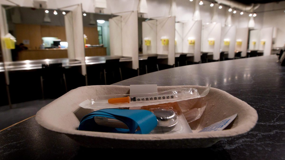 Flow__che's tweet image. Les structures qui délivrent des outils d’injection aux usager·e·s de drogues sont souvent défendues pour leurs impacts positifs sur la santé de leur public. Mais cela cache les usages sociaux de ces dispositifs. Lesquels ? Un thread entre épidémiologie et sociologie. 1/35🔽