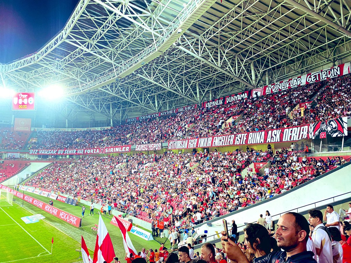 emiryildiz0's tweet photo. Unutulacak dünler yaşanılacak günler var inan..❤️🤍
#samsunspor https://t.co/LT22lXWW2d