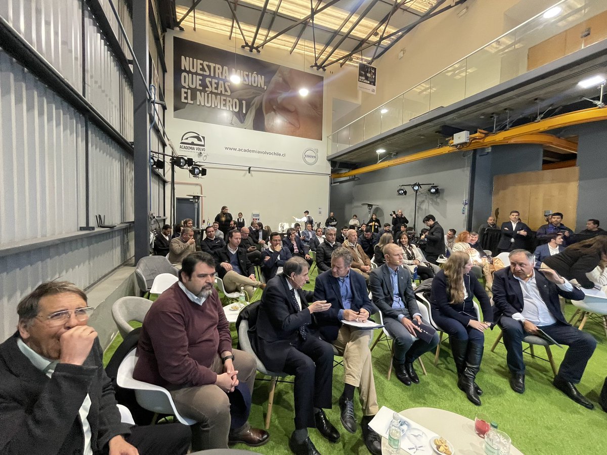 #AgendaMTT : Seremitt <a href="/R_Santa_Cruz/">Roberto Santa Cruz</a> participa en en el encuentro organizado por <a href="/AgFenabus/">Fenabus F.G</a> sobre Innovación y Desafíos del Transporte de pasajeros en Chile. También participó el Ministro <a href="/JuanCaMunozA/">Juan Carlos Muñoz Abogabir</a> quien motivó a los empresarios a seguir avanzando por los usuarios.