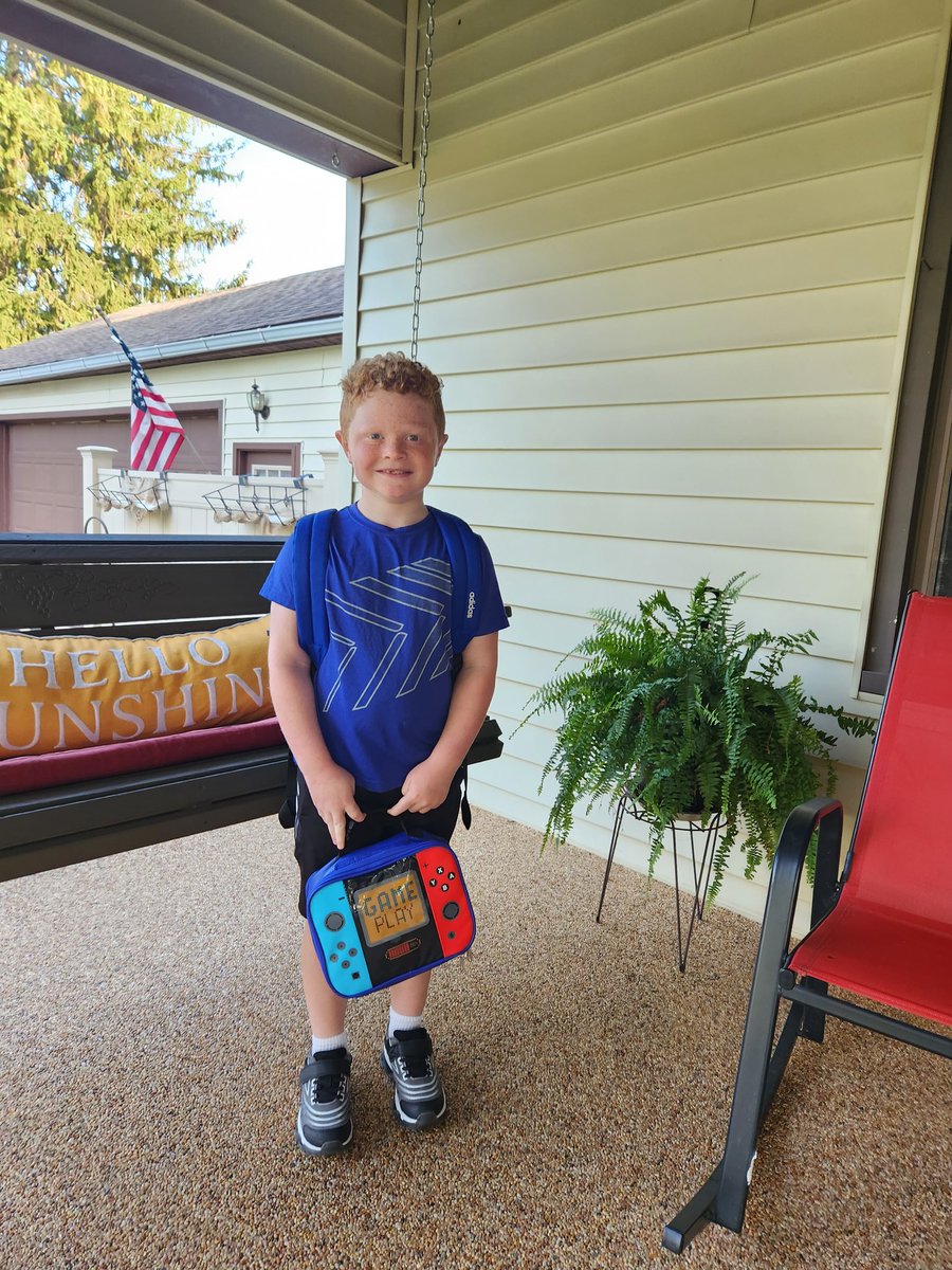 VickyBetz1's tweet photo. It's #HCSD1 for this Weaver Wildcat (7th grade) and Avery Gator (2nd grade)!! @AveryHCSD @wmscats https://t.co/YtdMkP1vEy