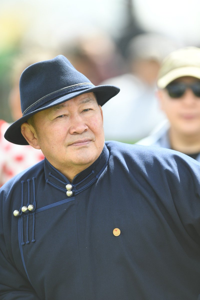 Жонхуу сда чинь нөгөө орос далбааны өнгөтэй малгайгаа соличоод улс төр шаагаад явна. Малгайгаа солисон ч нэг юуу юм мэдээд байгаамаа энэ лалрыг.