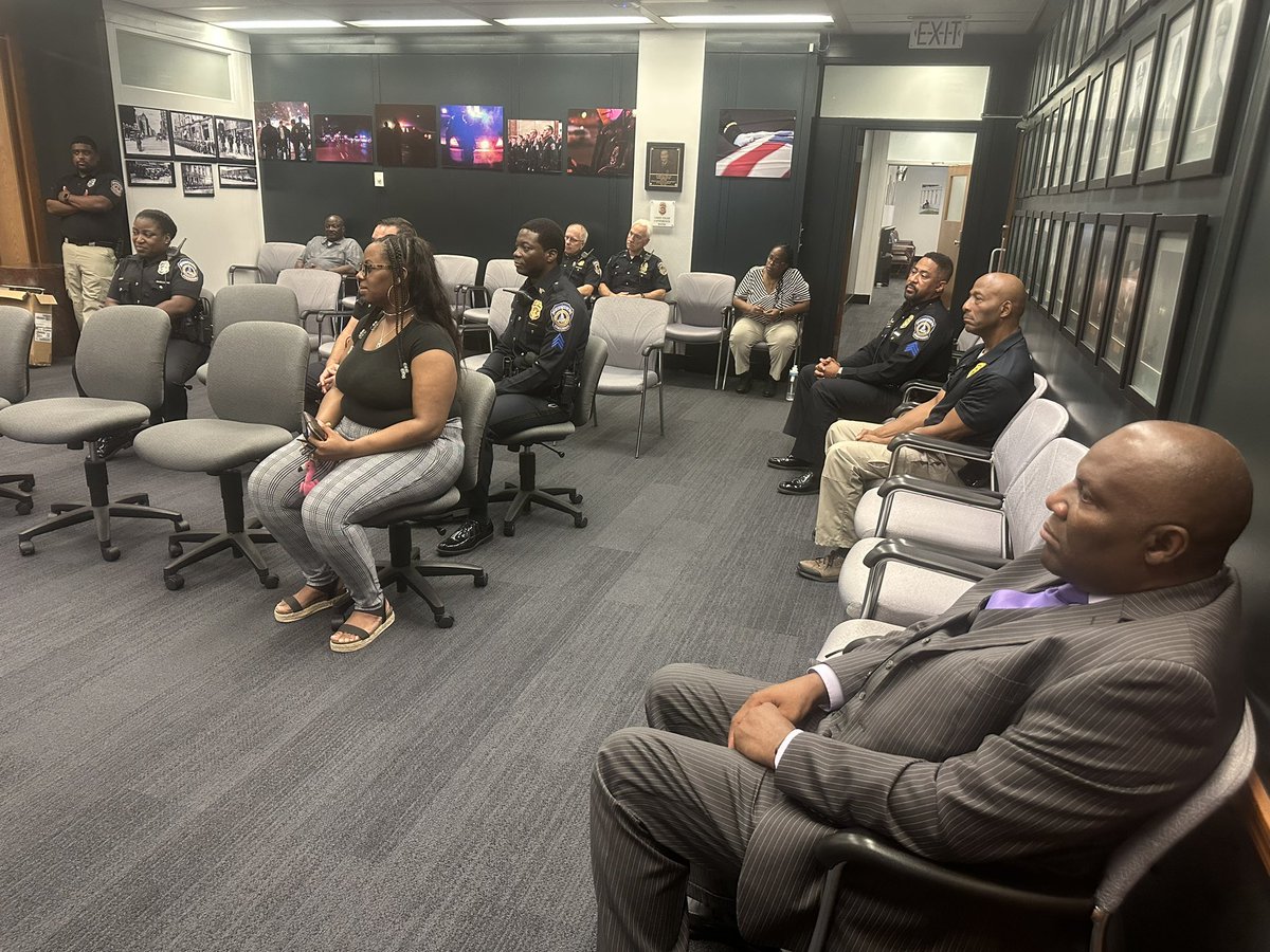 IMPD_DCAdams's tweet photo. This morning #NOBLEIN and @IMPDnews recognized Sgts. Richard El (not pictured), Shawn Anderson and Mecca Curry and Shyann Belmar (not pictured) for thier efforts in locating Baby Kayson with special art work presented to #NOBLEIN. @IMPDNW @IMPDSoutheast #CommunityPolicing https://t.co/GtbwuZunKN