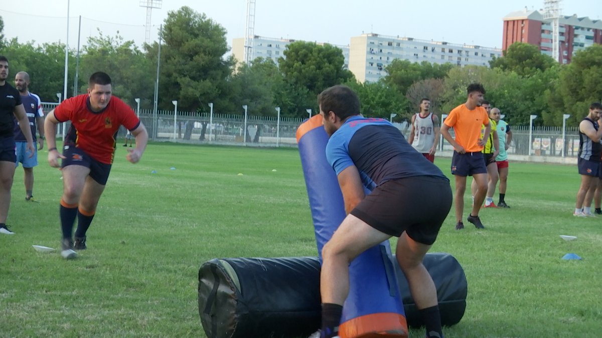 lhdigitalh's tweet photo. #EsportsLH | Els dos principals equips del @RCLHospitalet, en marxa.

🏉 Tant el conjunt masculí com el femení han renovat les plantilles.

👉 https://t.co/rrXAYmp3ES https://t.co/myZy9ZkayN