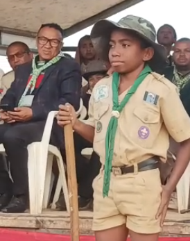 andrinivo's tweet image. Ce jeune, Elydien, fait partie de la meilleure patrouille d'Ambatosoa. Il a fait X heures à pieds, 2j en barque 🛶, et 3j sur route 🚍 pour représenter sa région au Grand Jeu national #Scout à Fianara. Le Gouv. de Haute Matsiatra, ému, lui a offert son precieux couteau 🇨🇭