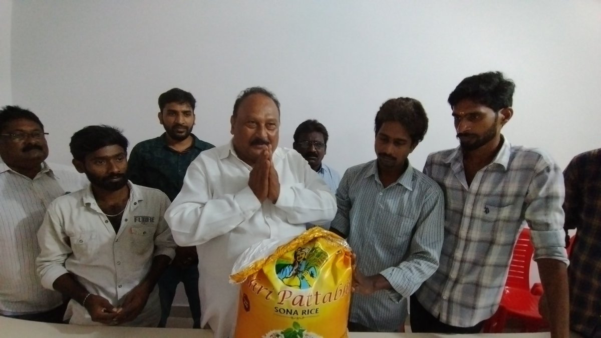 TVRamaraoJSP's tweet image. కొవ్వూరు నియోజకవర్గం వేములూరు గ్రామంలో సంతోష్ యాక్సిడెంట్ కి గురయ్యాడు.అతనికి ఈరోజు 5000 రూపాయలు మరియు ఒక బియ్యం బస్తా ఇవ్వడం జరిగింది.
@JanaSenaParty @PawanKalyan
#HelloAp_WelcomeJSP