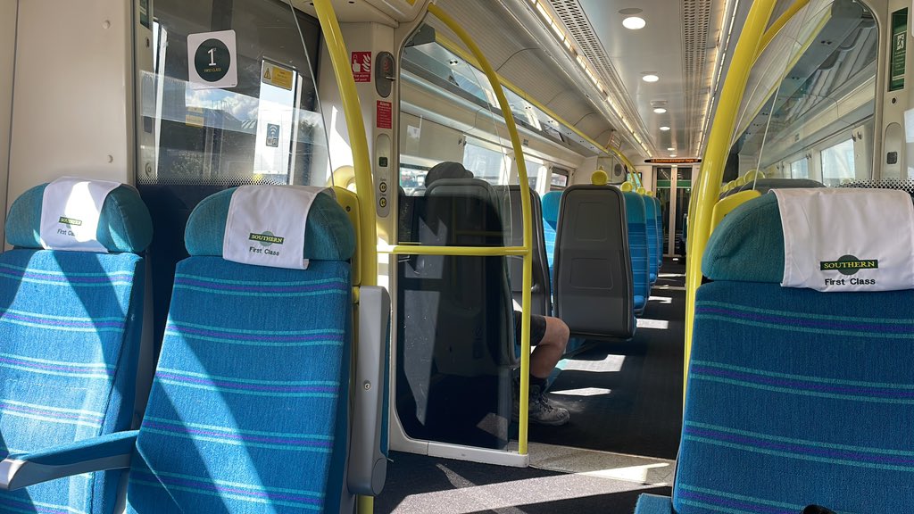 66Frenchie's tweet photo. @Southern_Trains so this is apparently 1st class on your service - looks like I paid £18.50 extra for a piece of white cloth - frankly woeful - how can you justify that?? https://t.co/PGhTaOs0KB