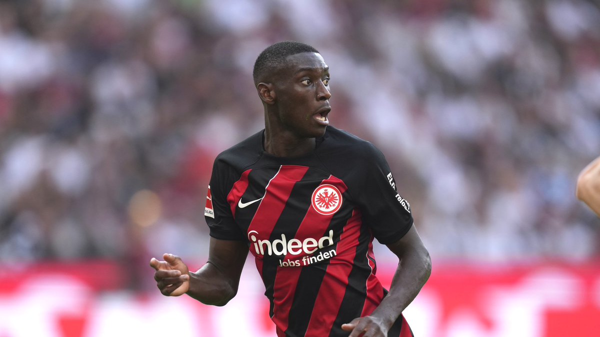 Plettigoal's tweet photo. Eintracht Frankfurt has not yet received a new offer for Randal Kolo Muani ✔️

#SGE not willing to agree the offer of around €65m all-in! 

➡️ @Eintracht still wants to get the €100m and is not interested in a possible swap deal with #Ekitike. 

Kolo Muani, still keen to join #PSG but time is running. @SkySportDE 🇫🇷
