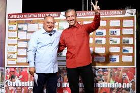 Hay 4 cosas que Venezuela no encuentra.

1 - Tareck El Aissami.
2- los 23 mil millones de dólares.
3- el tren Tinaco - Anaco.
4- el dinero del tren Tinaco - Anaco.

Adivinen los involucrados.