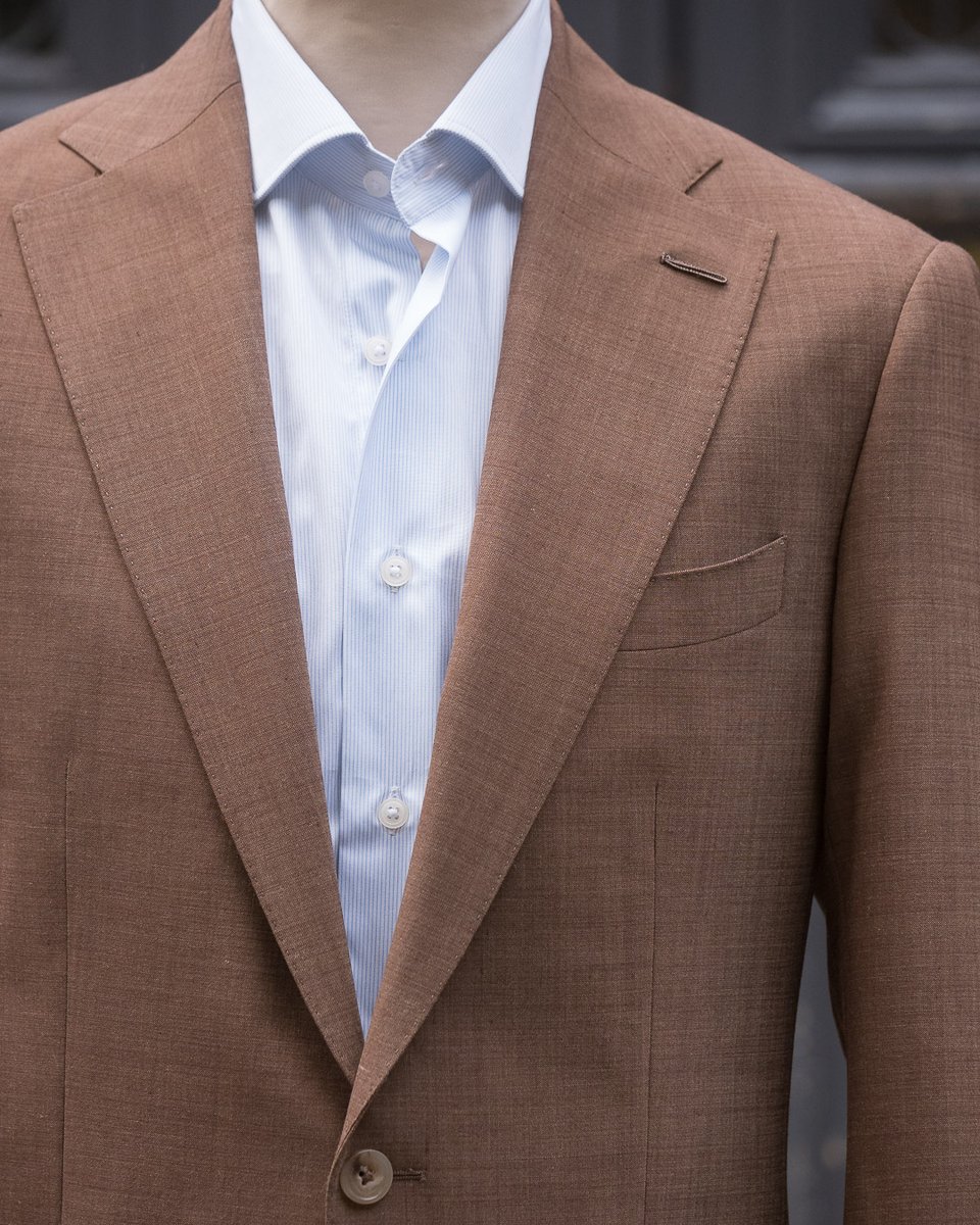 ScaviniParis's tweet photo. Une veste estivale, en laine froide. Elle est confortable, légère et respirante, et sa texture apporte beaucoup de charme ! https://t.co/sCaXqNbYYh