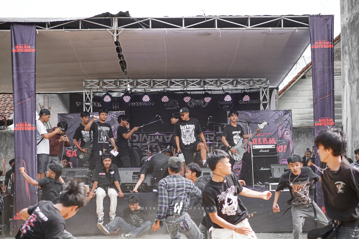 krusialhardcore's tweet photo. Moshpit BETONG NIKU FONDESYEN "MALAM SABTU SURO" https://t.co/HXojXYitEi