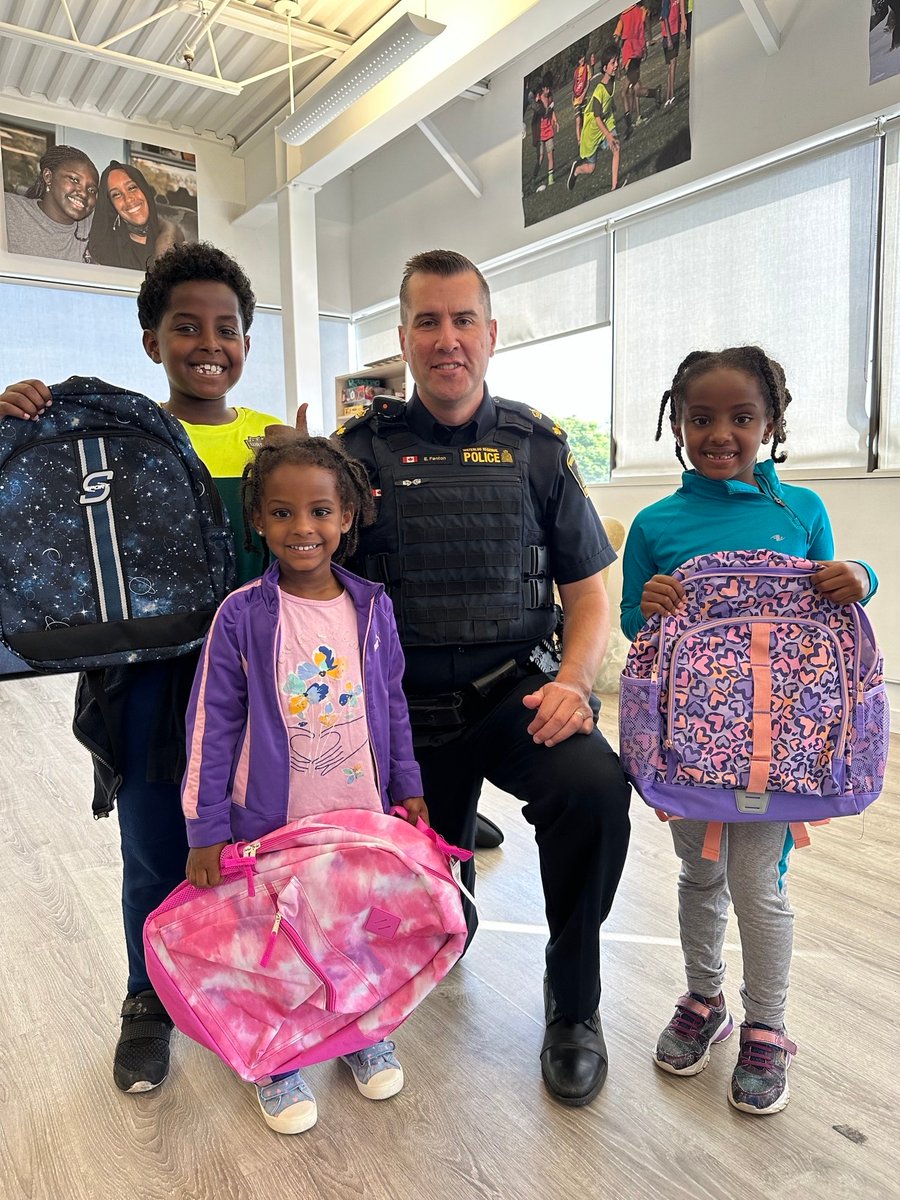 D_Chief_Fenton's tweet image. Our @WRPSToday #BackpackChallenge drop offs continued this morning.  This time we were in Waterloo where there was huge demand.

Lots of smiling faces heading back to school!

A huge thank you to the entire team working behind the scenes to make this happen every year!