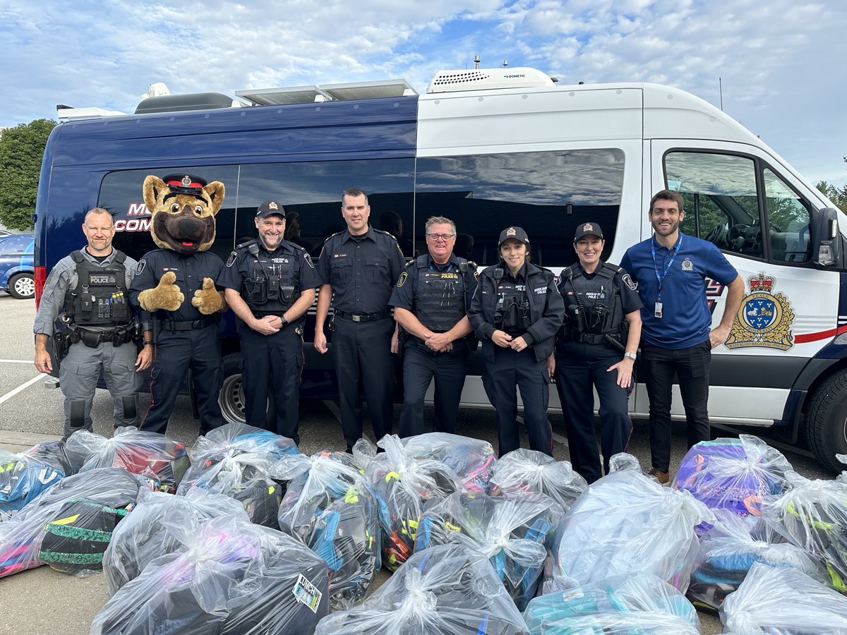 D_Chief_Fenton's tweet image. Our @WRPSToday #BackpackChallenge drop offs continued this morning.  This time we were in Waterloo where there was huge demand.

Lots of smiling faces heading back to school!

A huge thank you to the entire team working behind the scenes to make this happen every year!