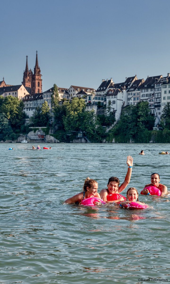 Did you know that urban swimming is very much the norm in Switzerland? The water is so clean here that going for a dip is a popular activity in the likes of Basel, Bern and Zürich - perfect destinations for a city break! #inlovewithswitzerland 🏊‍♀️☀️