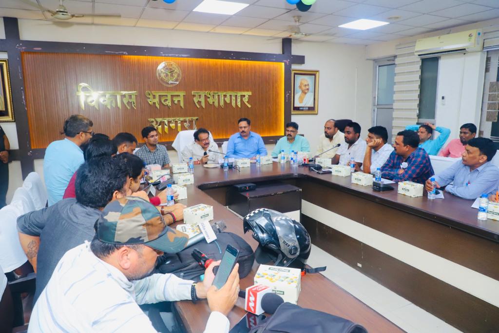 आज मा० केन्द्रीय मंत्री प्रो. एस.पी. सिंह बघेल जी द्वारा विकास भवन सभागार में 26 अगस्त को नगर निगम परिसर में आयोजित किए जाने वाले "सेवा कैंप" के संबंध में "प्रेस वार्ता" आयोजित की गई, समस्त जनपद स्तरीय अधिकारीगण की भी मौजूदगी रही।