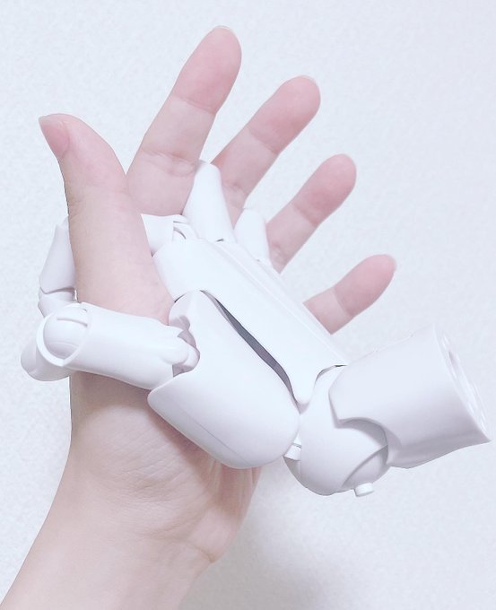 コトブキヤハンドモデル、何が良いって恋人繋ぎの資料が無限に撮れるところ。 