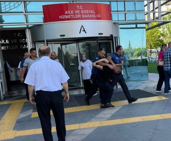 yasarustaportal's tweet photo. Ankara'da Aile ve Sosyal Hizmetler Bakanlığı’na giderek, “Açım, geçinemiyorum, kiramı ödeyemiyorum” diyerek isyan eden   yurttaş ters kelepçe ile gözaltına alındı. https://t.co/VOd1Dnm1wc