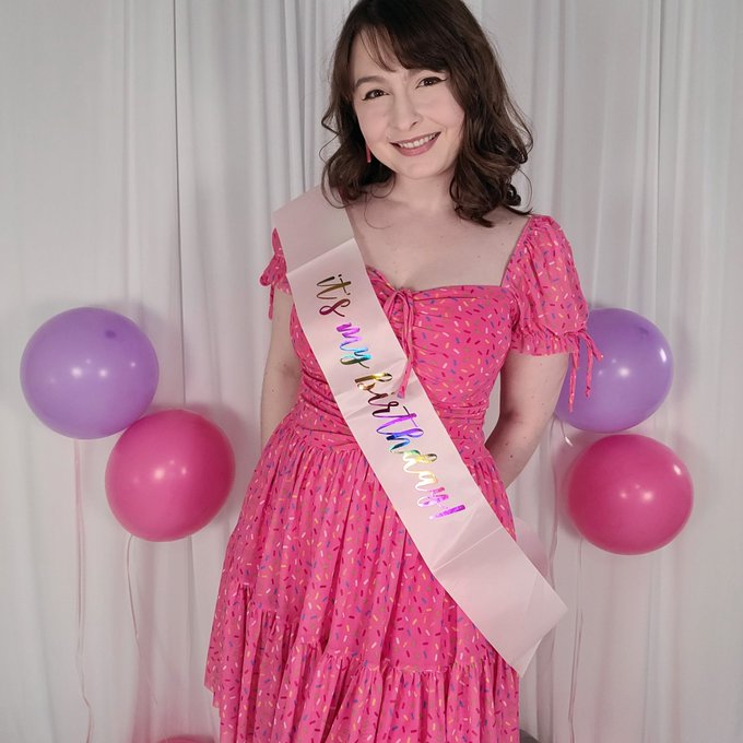 Today is my birthday!! 💗💖🎁🎀🎂🎈🥳 https://t.co/OTxMfbjCXt