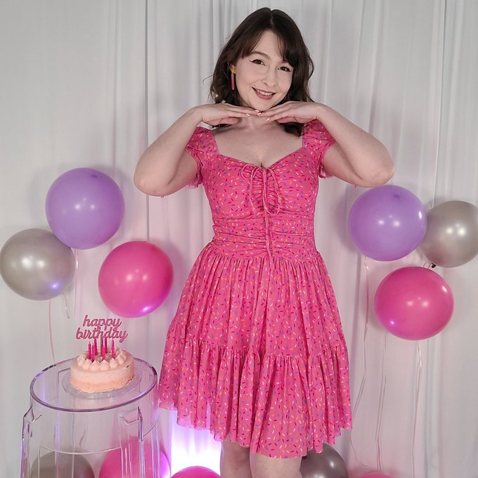 Today is my birthday!! 💗💖🎁🎀🎂🎈🥳 https://t.co/OTxMfbjCXt