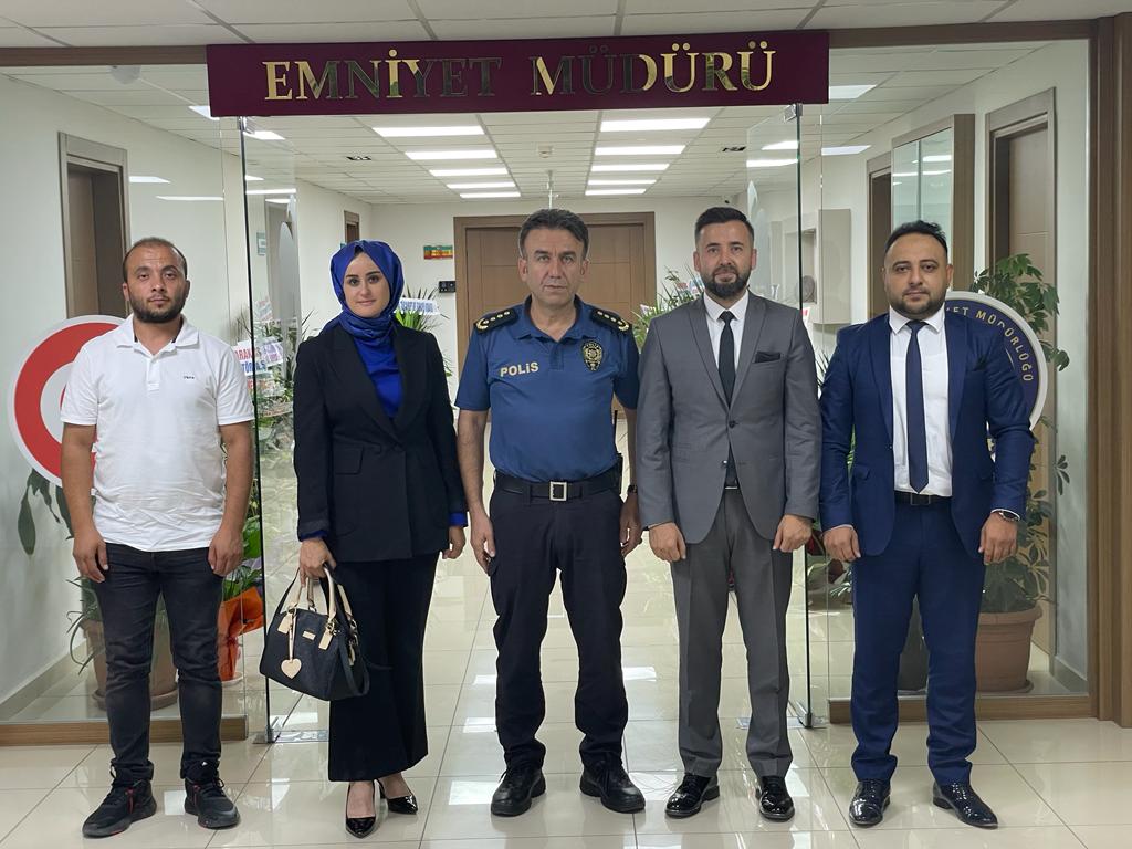 corumadeva's tweet photo. Deva Partisi il teşkilatı adına; İl Başkanı Av. Yunus Emre Özdemir, Merkez İlçe Başkanı Hilmi Eker, İl Kadın Kolları Başkanı Zehra Benli ve İl Başkan Yardımcı Fatih Kaya ile birlikte Çorum İl Emniyet Müdürü olarak atanan Sayın  Emniyet Müdürü Arif Pehlivan'a hayırlı olsun...+ https://t.co/XRmLLC7Q5w