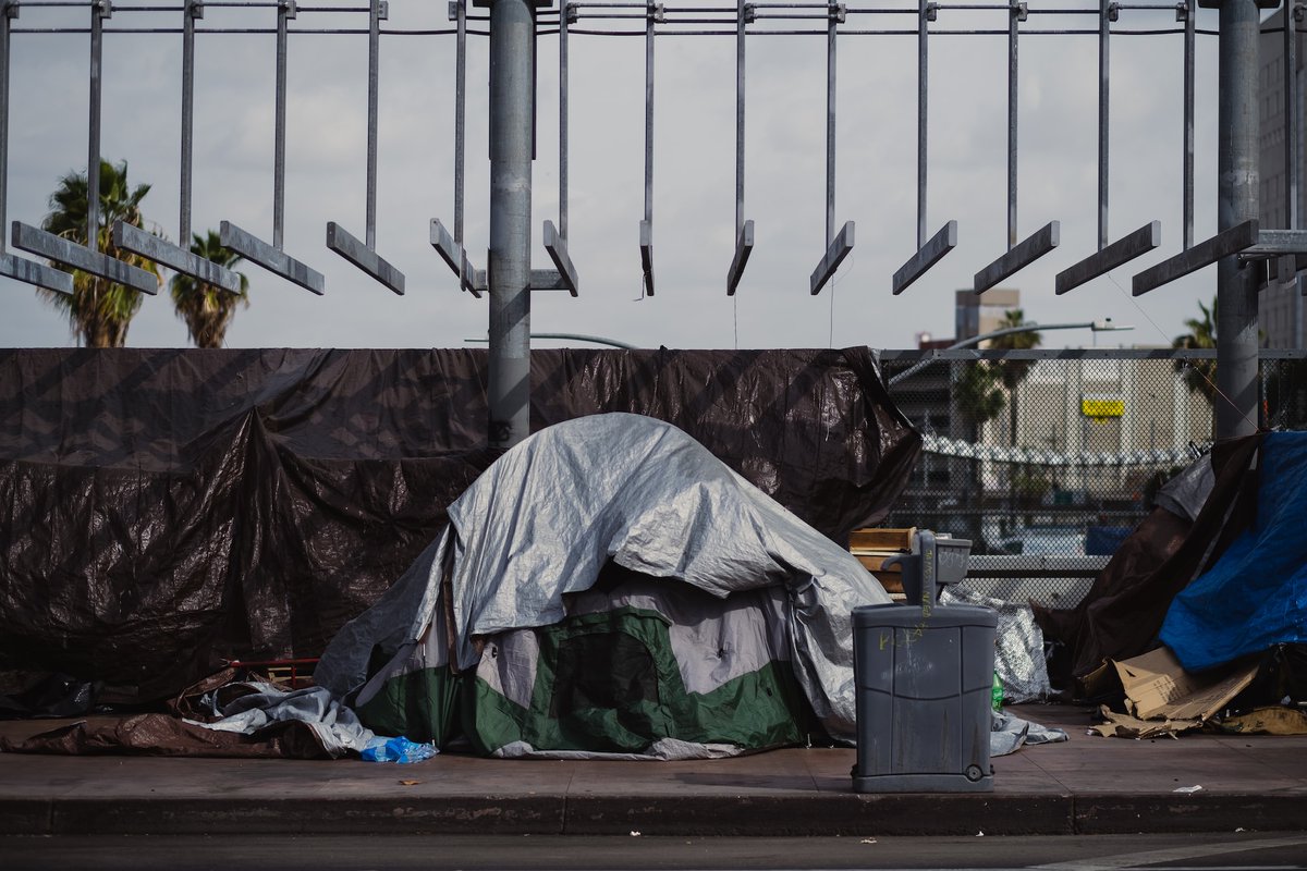 🧵Renting in the U.S. has become increasingly expensive—and in cities that haven’t made more housing available, homelessness has also risen significantly.

Our experts explore the data and solutions to this persistent issue.

📷: Levi Meir Clancy