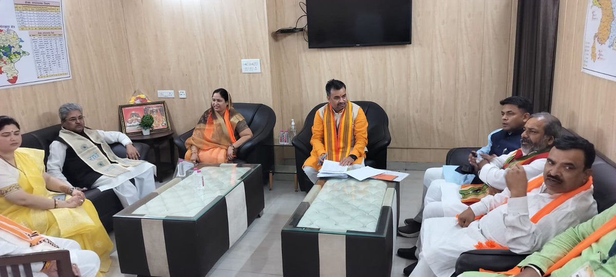 sunilbharala's tweet photo. #लखनऊ प्रवास के दौरान भाजपा प्रदेश मुख्यालय व आवास पर आज बीजेपी राष्ट्रीय महामंत्री मा. श्री दुष्यंत गौतम जी,   @BJP4UP प्रदेश अध्यक्ष मा. श्री @Bhupendraupbjp जी कार्यालय सह प्रभारी मा. श्री अतुल दीक्षित सहित भाजपा कार्यकर्ताओं व पदाधिकारी से शिष्टाचार भेंट कर कुशल क्षेम लिया। https://t.co/V6SkS1Vsm8