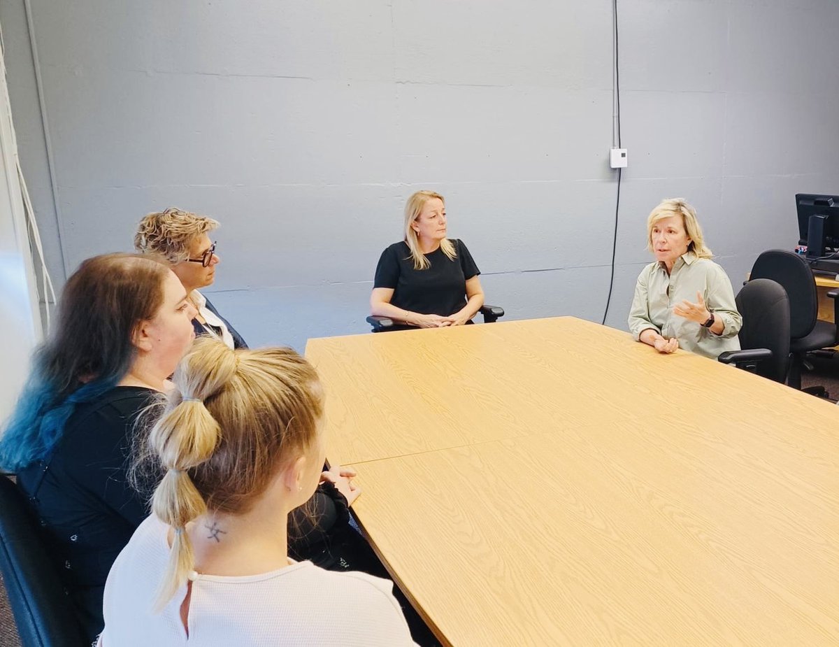 À une semaine de la rentrée scolaire, j'ai visité l'École secondaire Les Etchemins à Charny. Merci à Suzie Lucas, dg du Centre de services scolaire des Navigateurs et à Sonia Bédard, directrice de l'ESLE, pour leur dévouement envers les élèves et le personnel. Bonne rentrée!