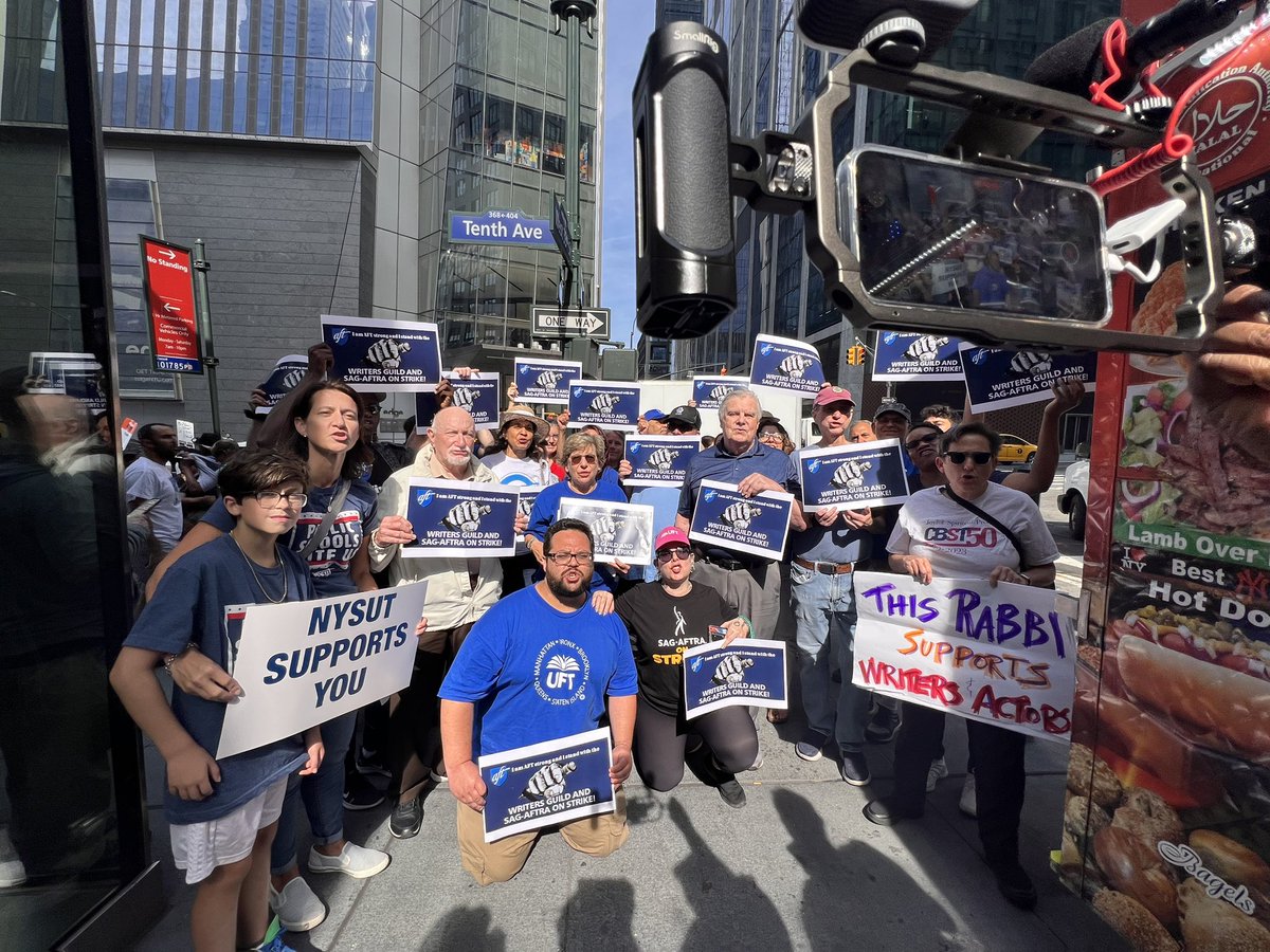 mspetter's tweet photo. ✊✊✊YES! let's celebrate and support the talented people who create amazing characters, build worlds, and allow us to express and connect with emotions! @sagaftra @WGAEast @AFLCIO @CentralLaborNYC @nysut @AFTunion #SagAftraStrike #WGA #113Days https://t.co/qd9UtM0YH3