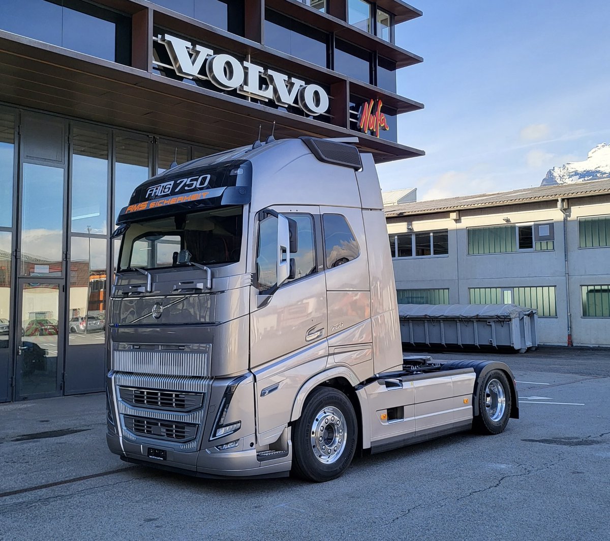 Markus Landolt hatte die Ehre diesen Volvo FH an die RMS Sicherheits Anstalt zu übergeben. Wieder einmal eine tolle Arbeit der Kollegen der NUFA AG. Gratulation und beste Grüsse!
#volvotrucks #volvotrucksch #nufa #kundenfahrzeug #volvotruckspower